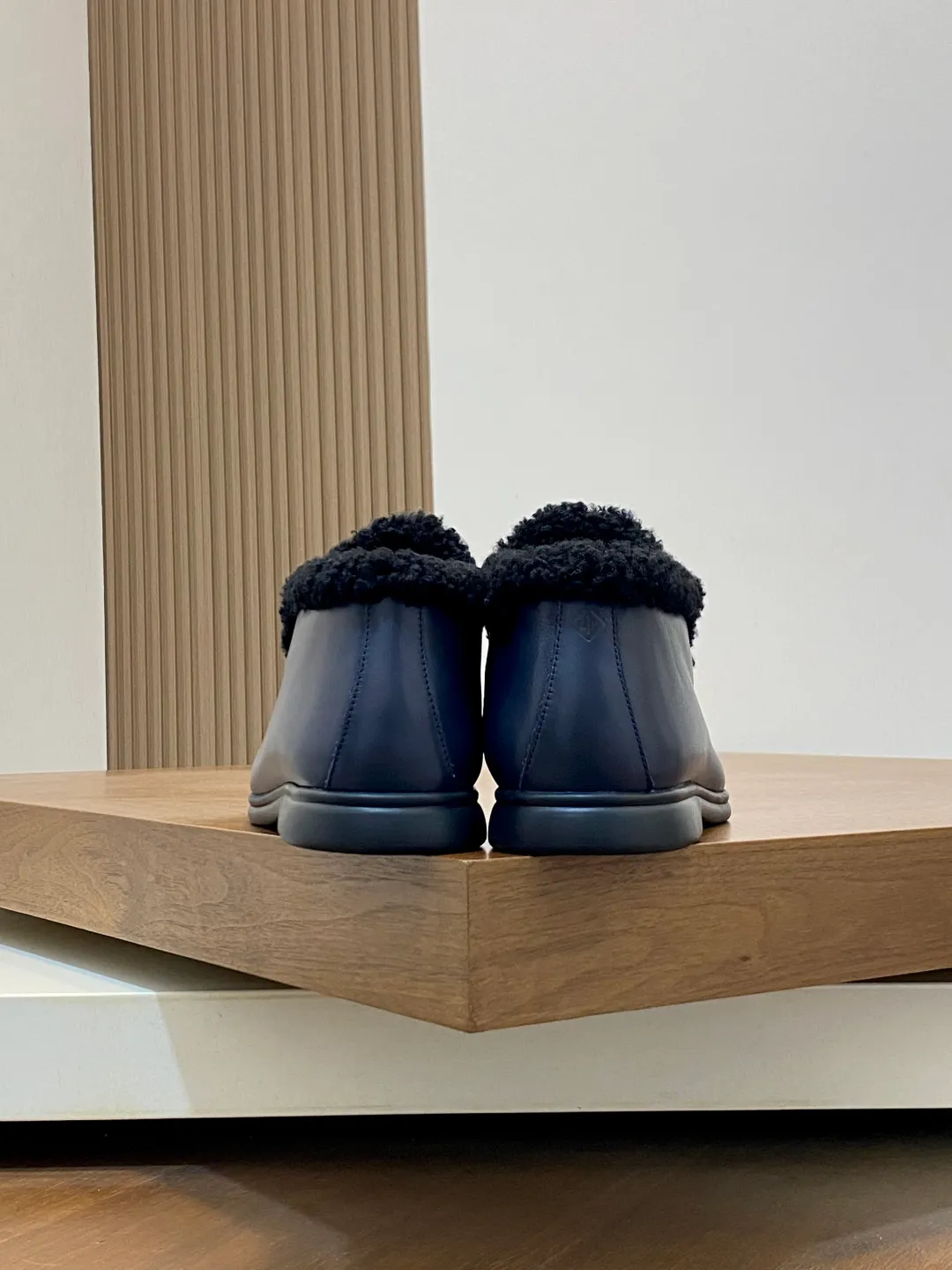 Men's Men's Shoes💰860 LoroPiana/nuoyoupiana men's new autumn and winter wool shoes, Dongguan-made raw materials are in great demand! This casual shoe is made of imported calfskin, with a full wool lining and insole for an extraordinarily comfortable and warm wearing experience. The ultra-light two-color rubber sole creates a charming modern aesthetic. There is an LP logo on the bottom. The style is simple and fashionable, and the upper foot is comfortable, warm and breathable! Comes complete with original box packaging! Size: 39-40-41-42-43-44 standard leather shoe size (45/46 can be customized but does not support returns)